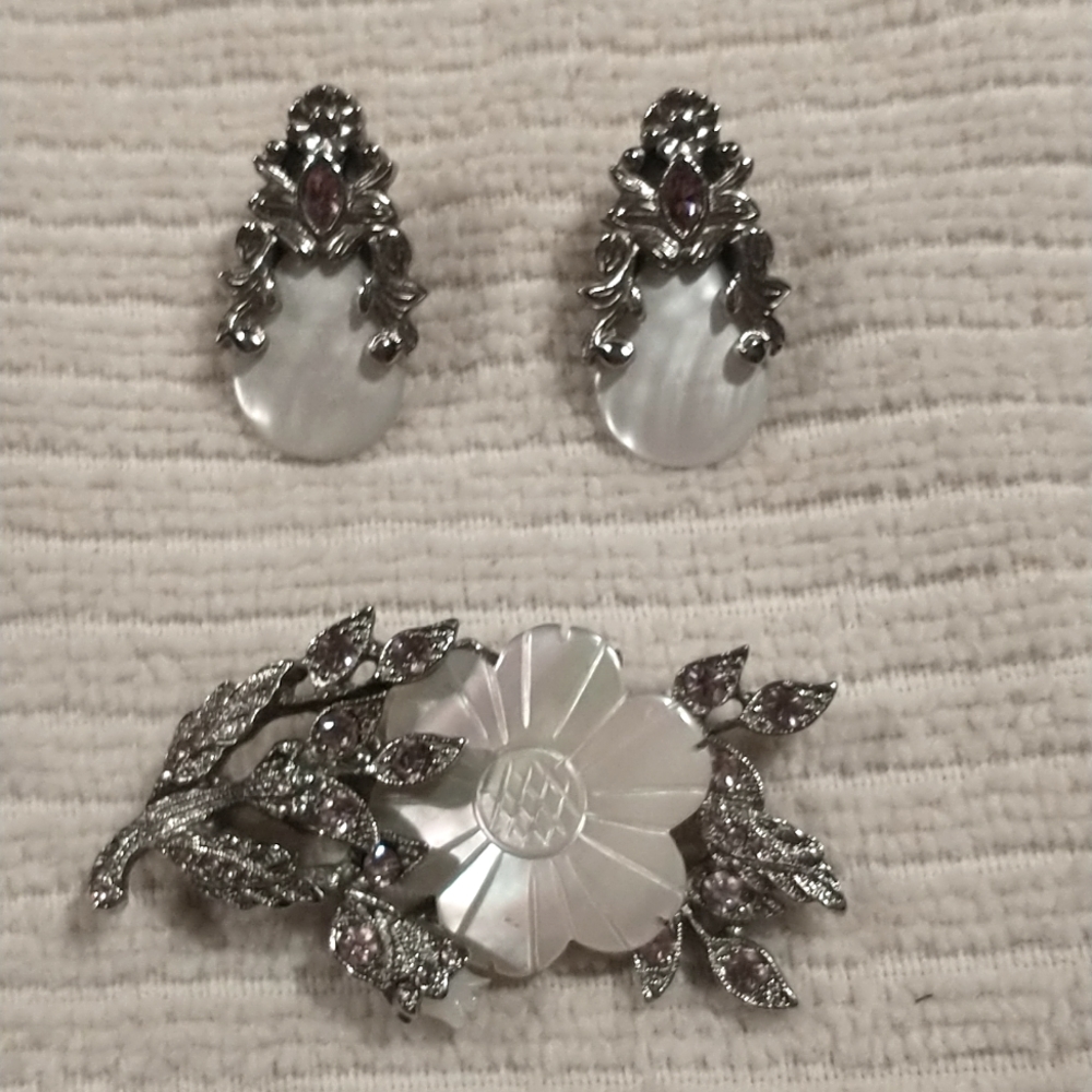 Vintage Matching set of Post Earrings & Brooch.  Mother of Pearl